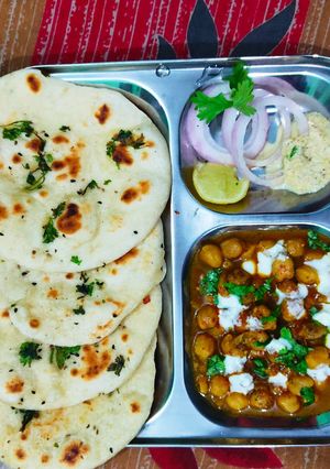 A picture of Kulcha Naan with Chole.