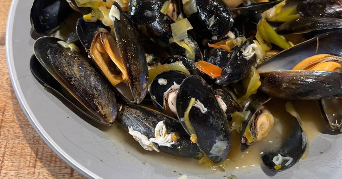 Mussels with leeks, white whine and Greek oregano! Recipe by Bristol