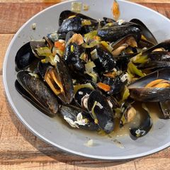 A picture of Mussels with leeks, white whine and Greek oregano!.