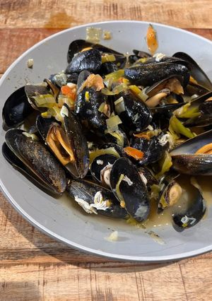 A picture of Mussels with leeks, white whine and Greek oregano!.