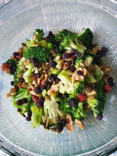 Una foto de Ensalada de brócoli keto