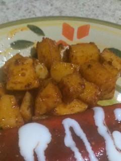 Una foto de Papitas fritas en salsa roja.. 😉🌶️