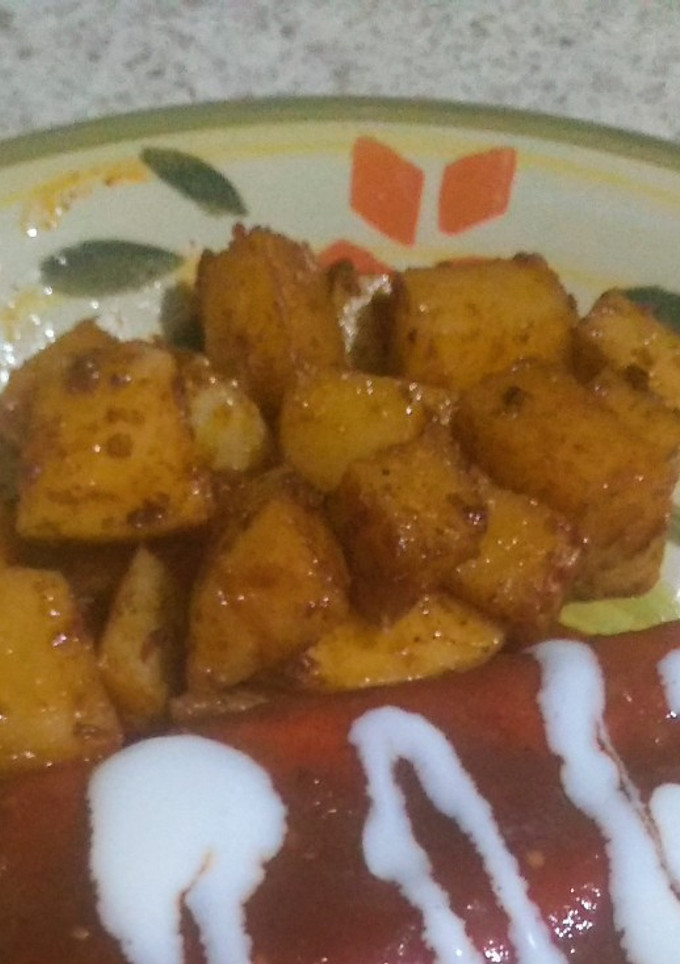 Una foto de Papitas fritas en salsa roja.. 😉🌶️