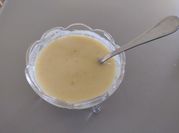 Una foto de salsa de yogur con mostaza