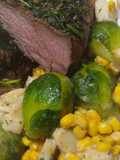 Súper Roast Beef en ciboulette, coles de Bruselas, palmito y choclo