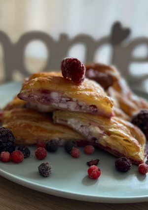 Túrós erdei gyümölcsös leveles recept fotója