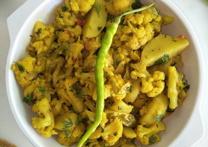 Aaloo Gobhi (Cauliflower Potato Veg In Restaurant Style)