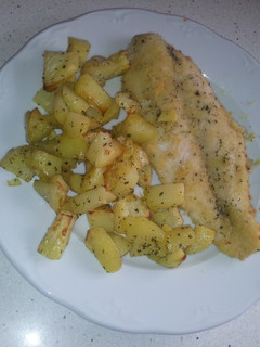 Una foto de Panga rebozada al horno con patatas al microondas