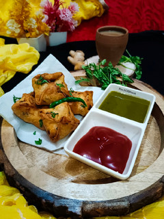 आलू पेटी समोसा (Aloo samosa recipe in Hindi) रेसिपी मुख्य फोटो