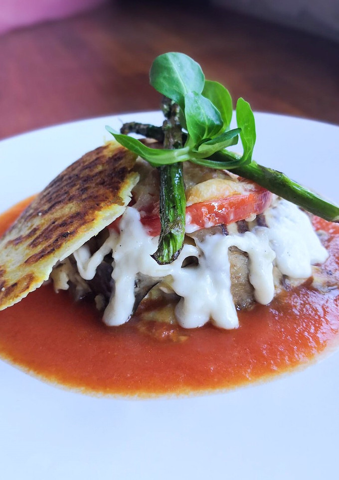 Una foto de Lasaña vegetariana 🌱 con crujiente de emmental