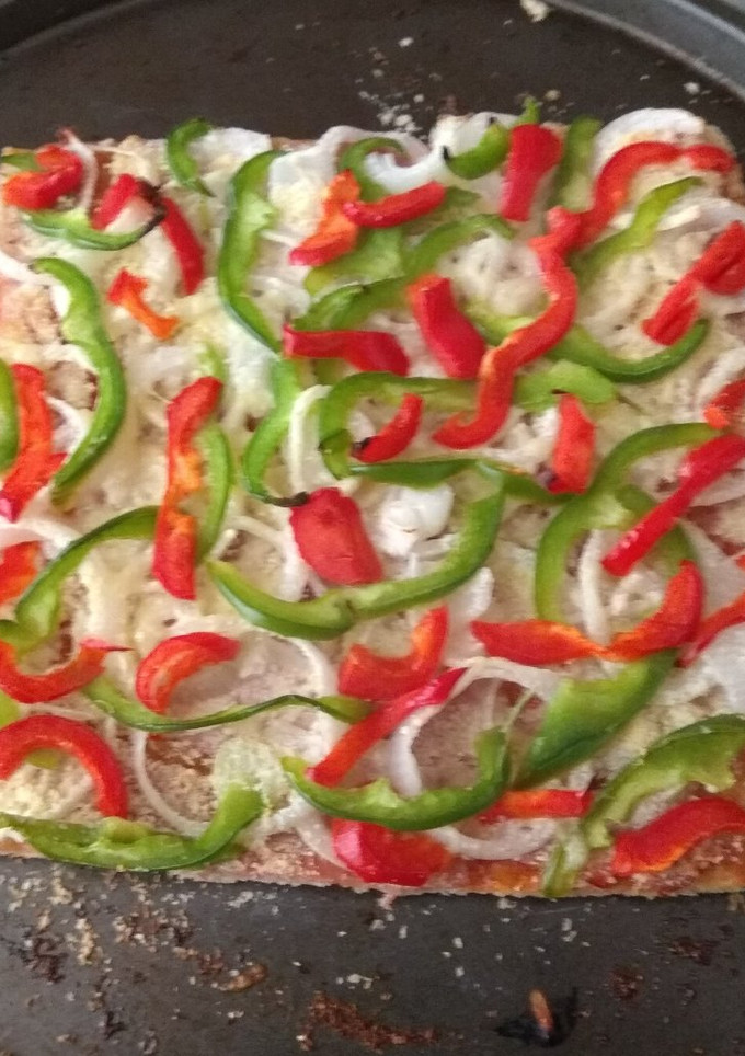 Una foto de Pizza con masa de hojaldre, panceta, queso rallado cebolla y morrón