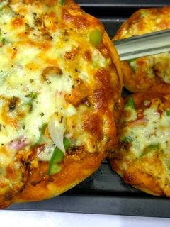 தந்தூரி சிக்கன் பீட்சா(tandoori chicken pizza recipe in tamil) செய்முறை முக்கிய புகைப்படம்