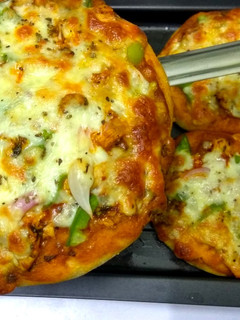 தந்தூரி சிக்கன் பீட்சா(tandoori chicken pizza recipe in tamil) செய்முறை முக்கிய புகைப்படம்