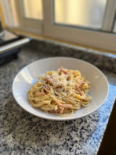 Una foto de Pasta carbonara (con huevo) 🫕