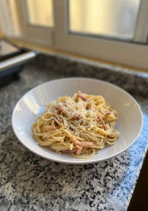 Una foto de Pasta carbonara (con huevo) 🫕