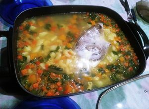 Una foto de Sopa de verduras con carne entera, rellena de queso frezco