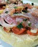 Montadito de carpaccio de atún rojo con cítricos y ensalada