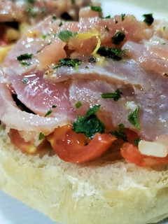 Una foto de Montadito de carpaccio de atún rojo con cítricos y ensalada