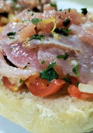 Una foto de Montadito de carpaccio de atún rojo con cítricos y ensalada