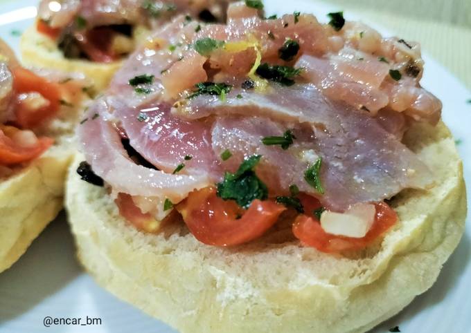 Montadito de carpaccio de atún rojo con cítricos y ensalada Receta de  Encar- Cookpad