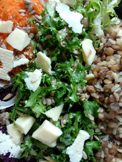 Una foto de Ensalada con lentejas y arroz integral