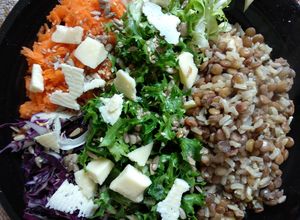 Una foto de Ensalada con lentejas y arroz integral