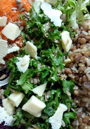 Una foto de Ensalada con lentejas y arroz integral