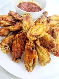 Una foto de Alitas de pollo al horno súper crujientes