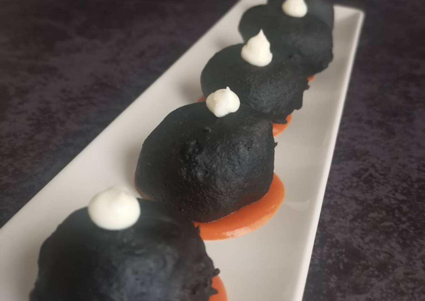 Pulpo en tempura de tinta de calamar a la brava