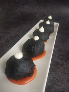 Una foto de Pulpo en tempura de tinta de calamar a la brava