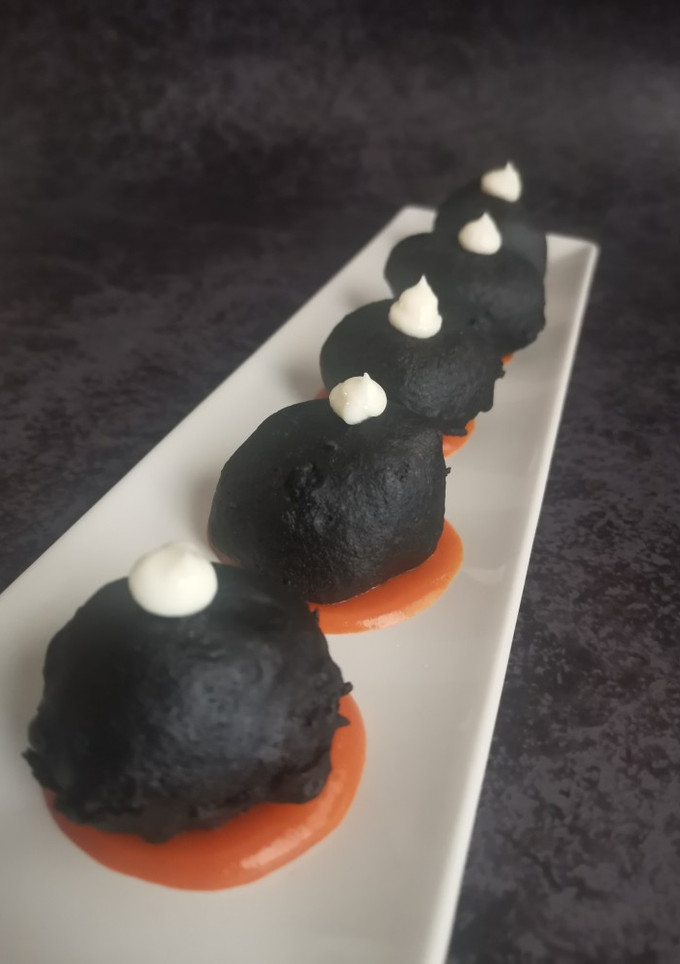 Una foto de Pulpo en tempura de tinta de calamar a la brava