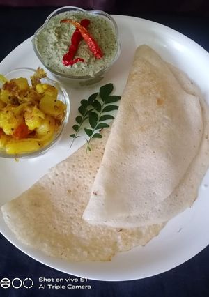 A picture of Masala Dosa and chutney.