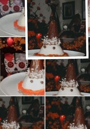 Una foto de Mousse de café rellena de nuez a base de un coulis de naranja