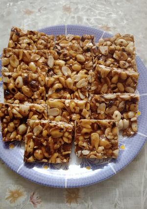 શીંગ ની ચીકી (Shing Chiki Recipe In Gujarati) રેસીપી મુખ્ય ફોટો