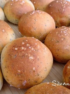Una foto de 94.🍞Bollitos de leche con orégano amasados en panificadora🌿