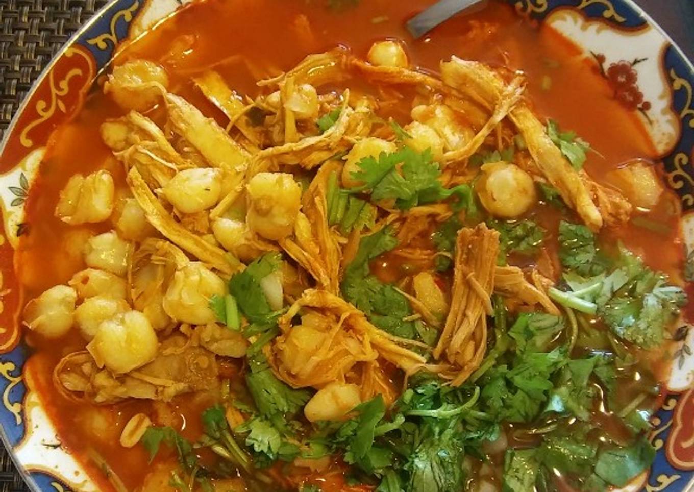 Pozole rojo de pollo