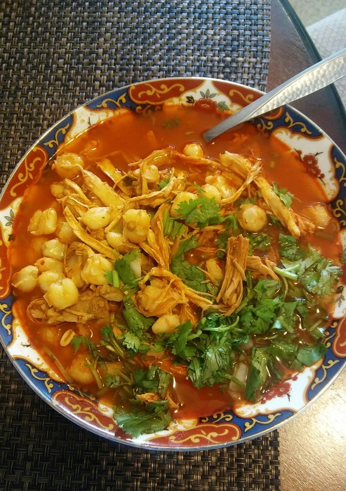 Una foto de Pozole rojo de pollo