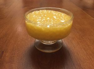 Una foto de Postre de mango-maracuyá con perlas de sagú