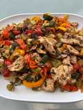 Poulet mariné grillé aux poivrons et courgette