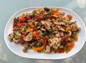 Une photo de Poulet mariné grillé aux poivrons et courgette