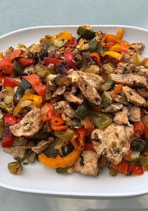 Une photo de Poulet mariné grillé aux poivrons et courgette