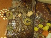 Una foto de pescado aceitunas