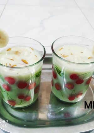 બનાના મિલ્કશેક (Banana Milk Shake Recipe In Gujarati) રેસીપી મુખ્ય ફોટો