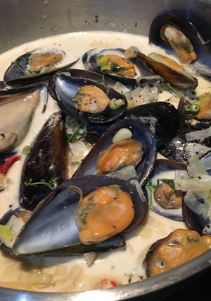 A picture of Cream sauce and mussels.