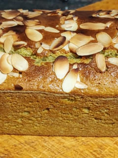 Una foto de Bizcocho de aguacate con almendras tostadas