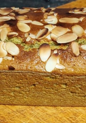 Foto principal de Bizcocho de aguacate con almendras tostadas