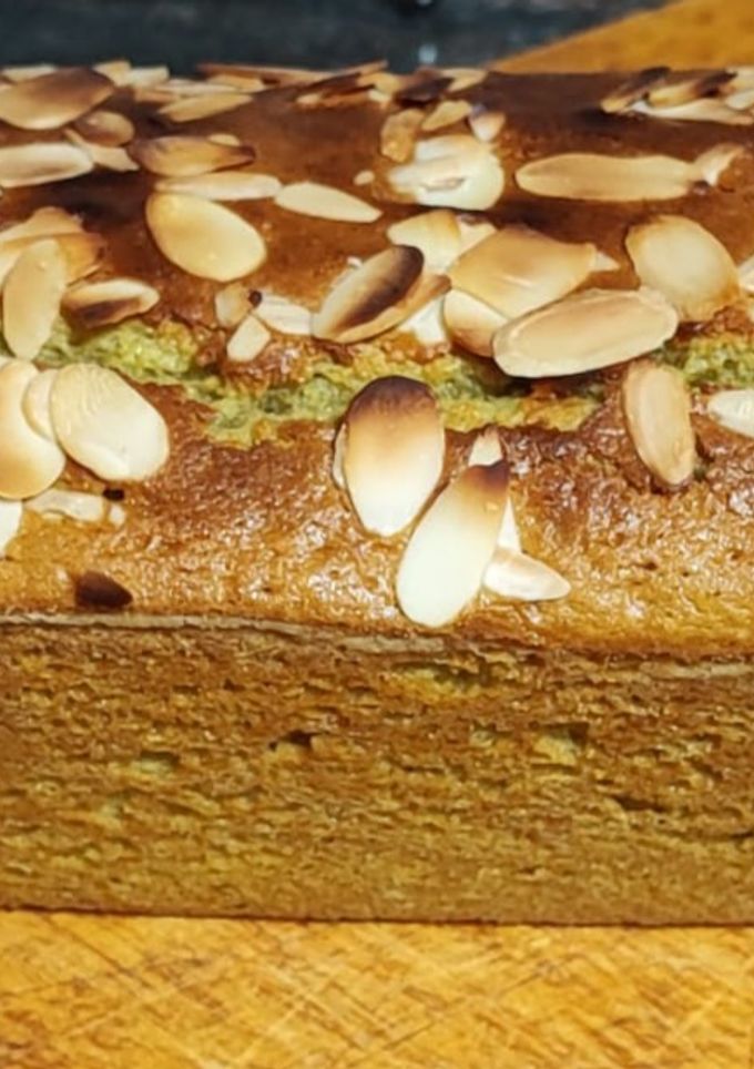Una foto de Bizcocho de aguacate con almendras tostadas