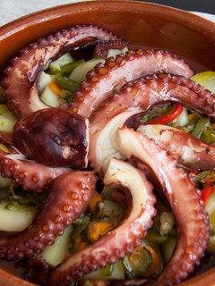 Una foto de Pulpo con verduras al horno