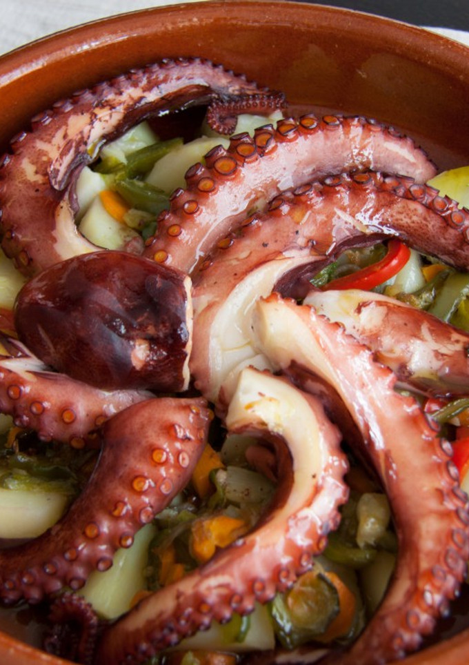 Una foto de Pulpo con verduras al horno