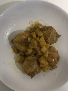 Una foto de Jamoncitos de pollo guisados con patatas en cuadraditos